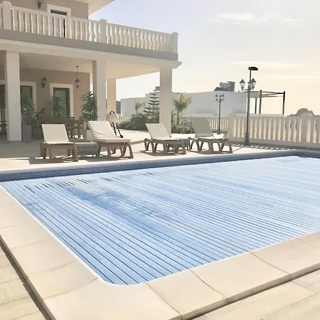 Vista Bella In Ruhiger Villengegend Mit Meerblick * アデヘ