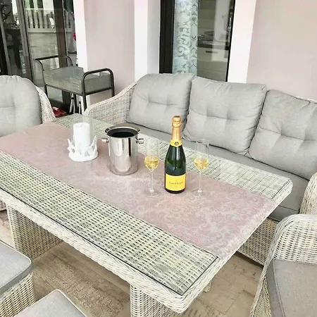 Vista Bella In Ruhiger Villengegend Mit Meerblick アデヘ