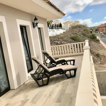 Vista Bella In Ruhiger Villengegend Mit Meerblick * アデヘ